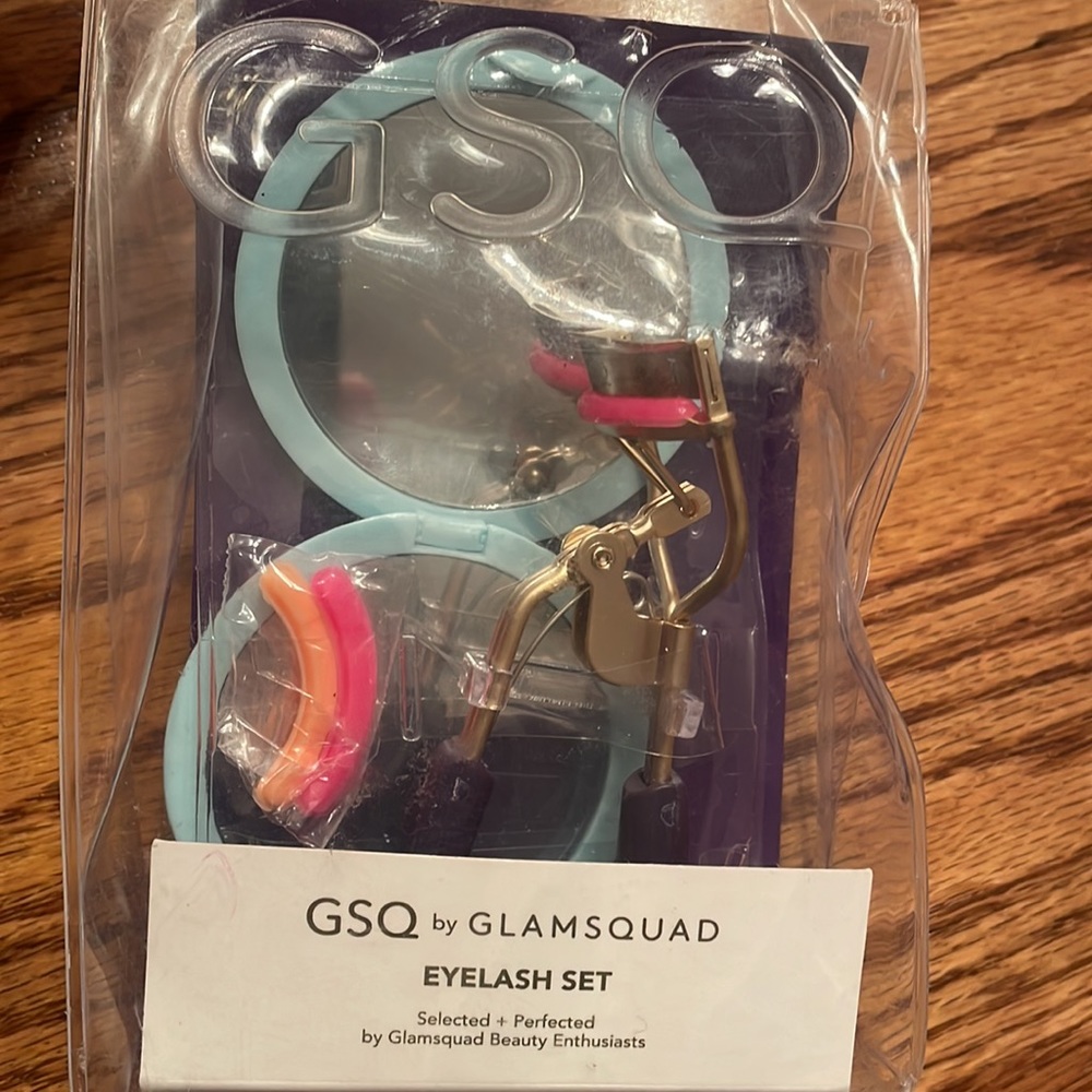 GSQ by Glamsquad Eyelash Set. NEW! Incudes Compact Mirror ,Curler & Replacements